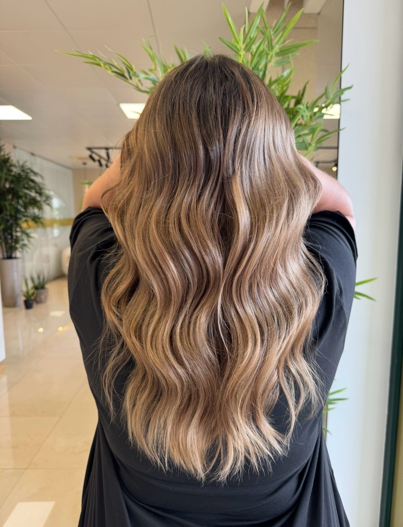 Cuidado de cabelo e finalização profissional no salão