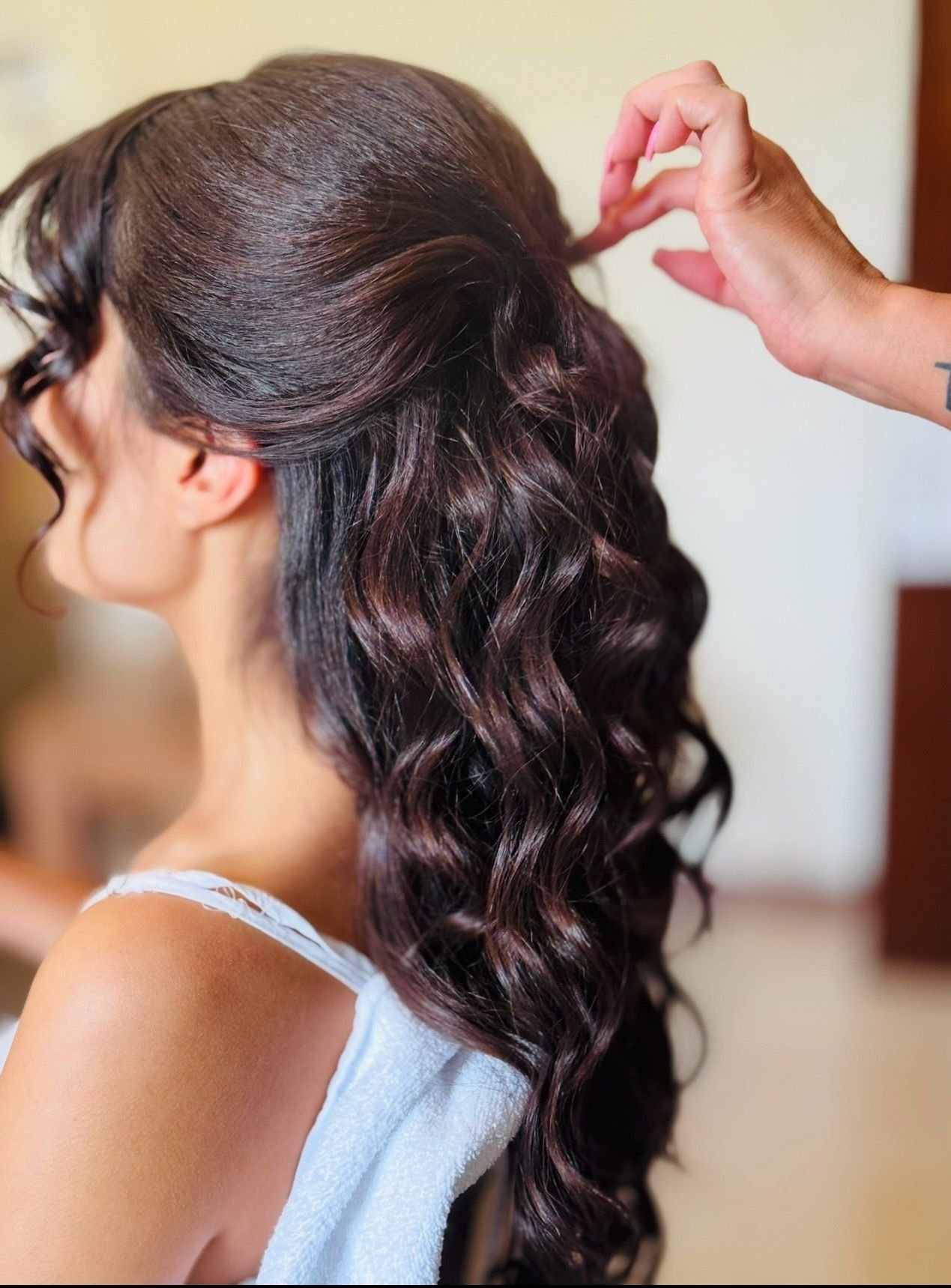 Finalização de penteado com caracóis